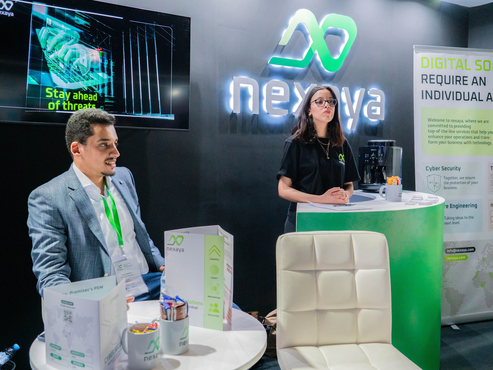 Un analyste du SOC nexaya surveillant les menaces de sécurité
